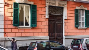A building with a brick facade, green shutters, and a dark wooden door. - B&B Colori e Note (Naples)
