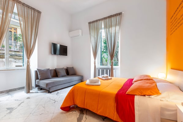 Comfort Room, 1 Queen Bed with Sofa bed, Private Bathroom, Garden View