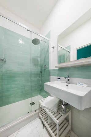 Chambre Double Supérieure, 1 grand lit, salle de bains privée, vue jardin | Salle de bain