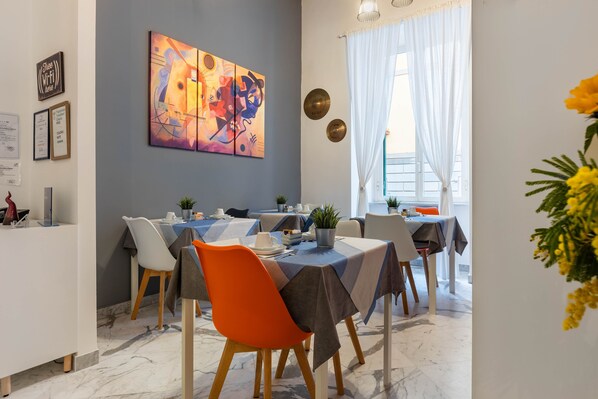 Free daily buffet breakfast - B&B Colori e Note (Naples)