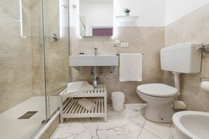 Comfort Room, 1 Queen Bed with Sofa bed, Private Bathroom, Garden View | Bathroom | Shower, free toiletries, hair dryer, slippers - B&B Colori e Note (Naples)