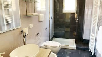 Comfort Triple Room (Piazza Mazzini, 56) | Bathroom | Hair dryer, bidet, towels