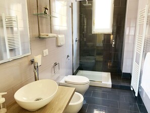 Tremannsrom – comfort (Piazza Mazzini, 56) | Bad | Hårføner, bidé og håndklær