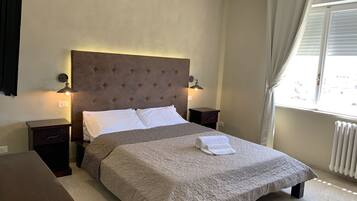 Comfort Triple Room (Piazza Mazzini, 56) | Desk, iron/ironing board, free WiFi, bed sheets