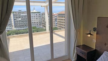 Quarto triplo panorâmico (Piazza Mazzini, 56) | Área de estar | TV de tela plana