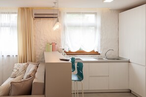 舒適公寓, 1 間臥室, 露台 | 私人廚房 | 雪櫃、微波爐、爐具、咖啡機/沖茶器