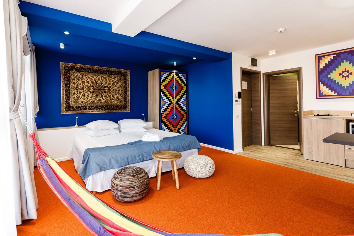 Caja de seguridad en la habitación y decoración personalizada