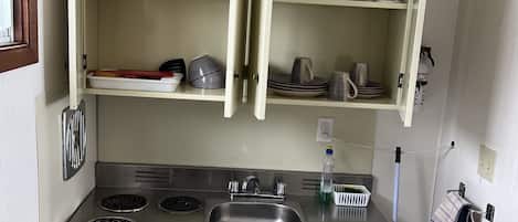 Chambre Double, 2 grands lits, coin cuisine | Cuisine privée | Réfrigérateur, micro-ondes, cafetiÚre/bouilloire
