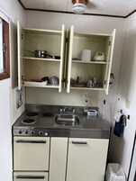 Cafetera/tetera, refrigerador, microondas