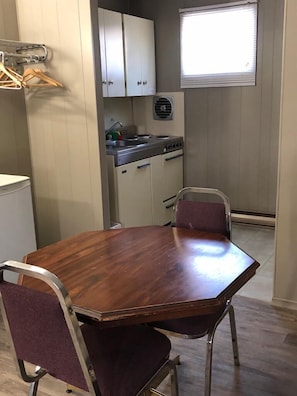 Habitació doble, 2 llits de matrimoni, cuina bàsica | Cuina privada | Frigorífic, microones i cafetera i tetera