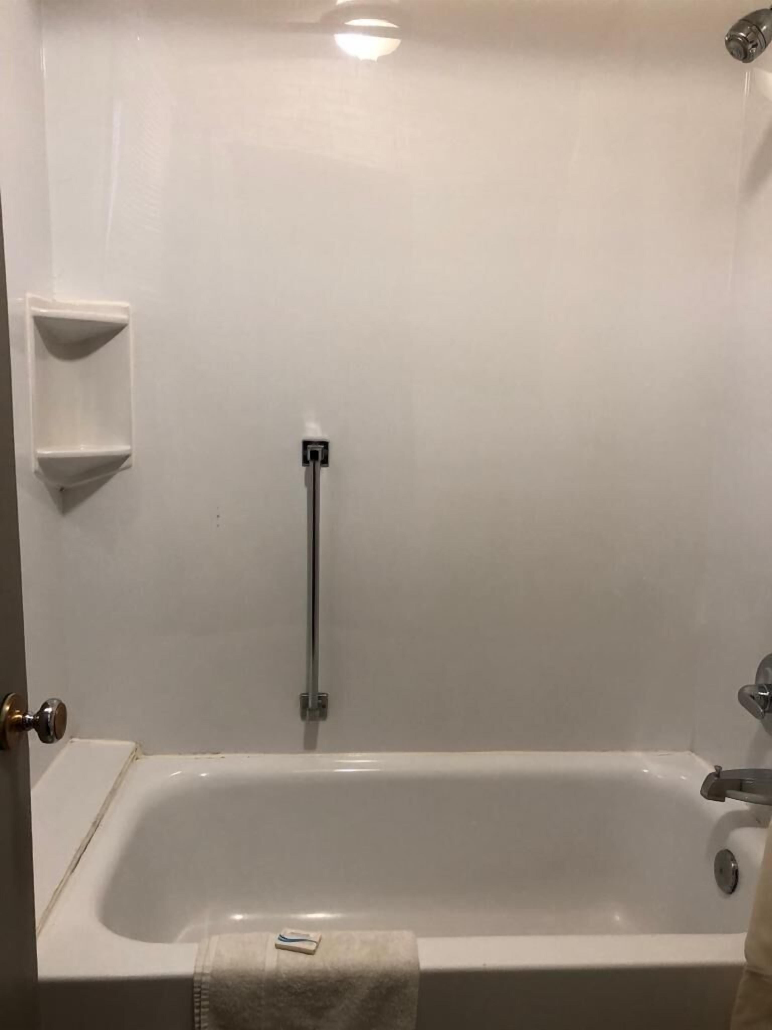 Rum - 2 dubbelsängar | Badrum | Badkar/dusch, djupt badkar, gratis toalettartiklar och handdukar