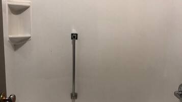 Rum - 2 dubbelsängar | Badrum | Badkar/dusch, djupt badkar, gratis toalettartiklar och handdukar