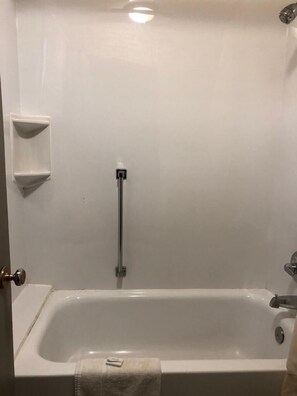 Zimmer, 2 Doppelbetten | Badezimmer