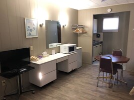 Escritorio, espacio para trabajar con laptop y cortinas blackout