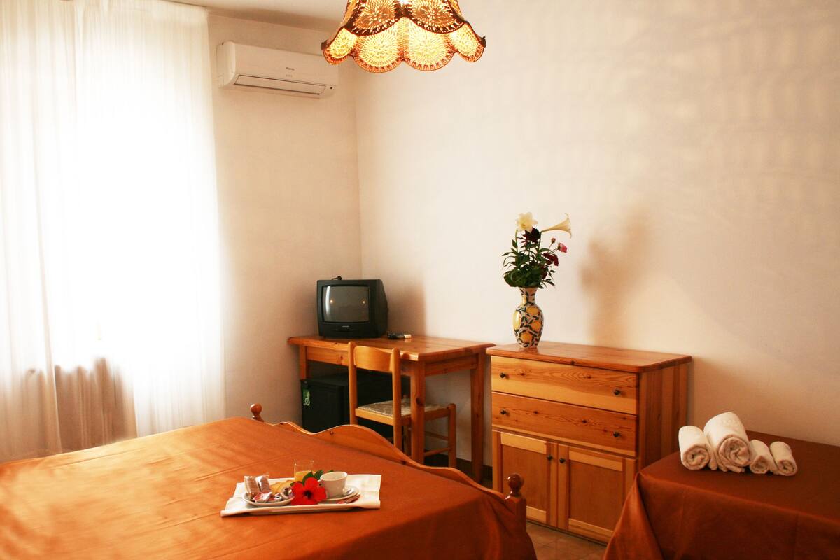 Triple Room | Desk, cribs (surcharge), bed sheets