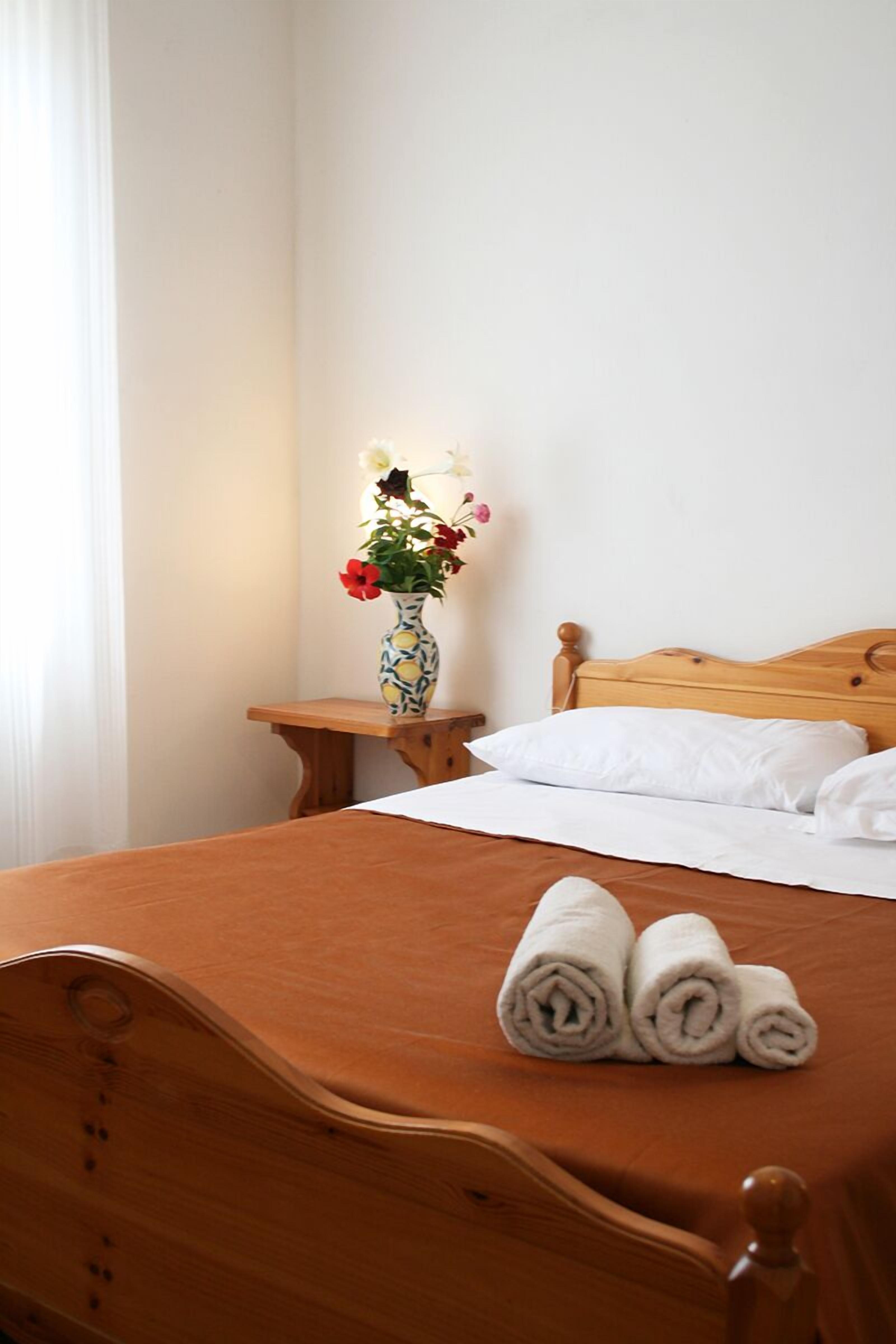 Desk, cots/infant beds, bed sheets