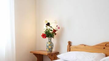 Desk, cots/infant beds, bed sheets
