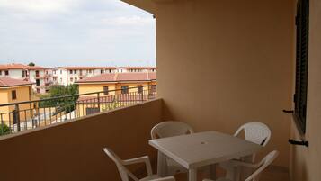 Apartment, 1 Bedroom, Annex Building (4 pax) | Desk, cots/infant beds, bed sheets