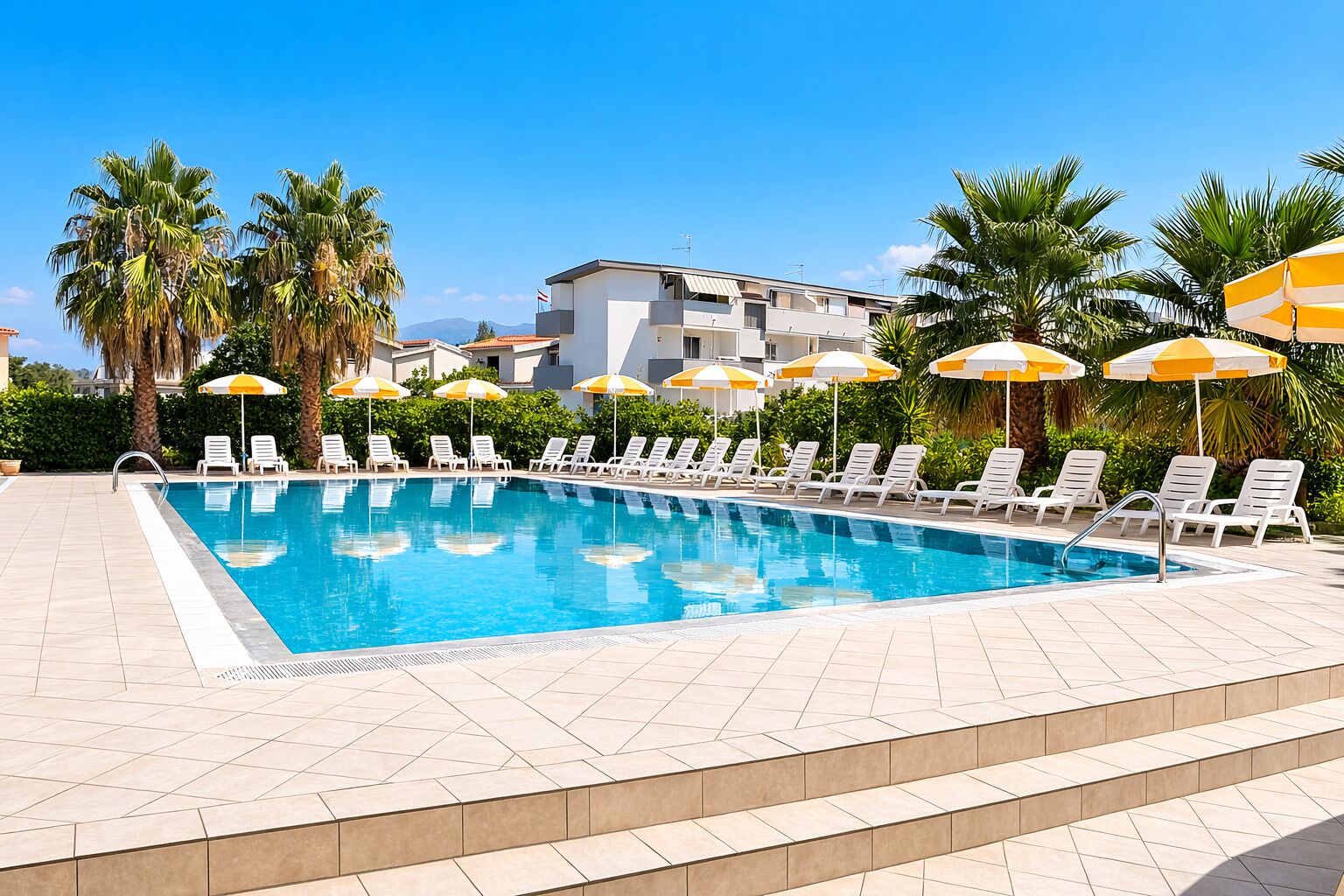 Utendørsbasseng og solsenger