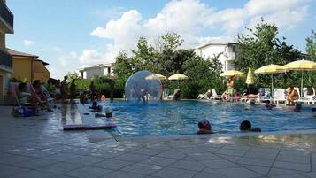 AuĂenpool, LiegestĂŒhle