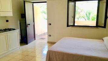 Desk, cots/infant beds, bed sheets