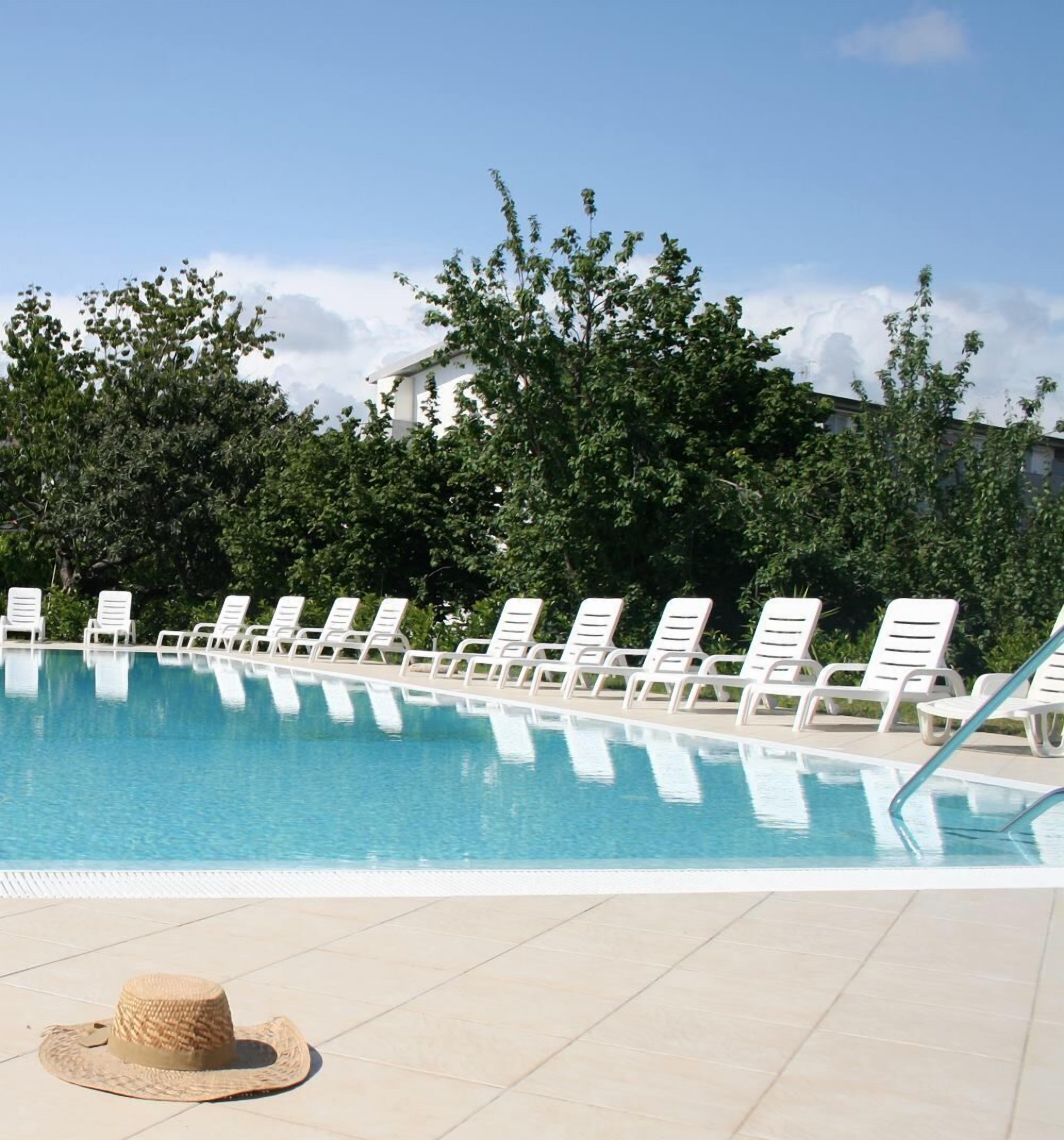 Außenpool, Liegestühle
