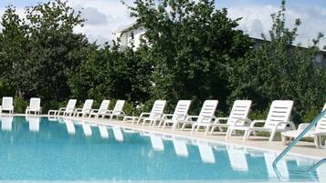 AuĂenpool, LiegestĂŒhle