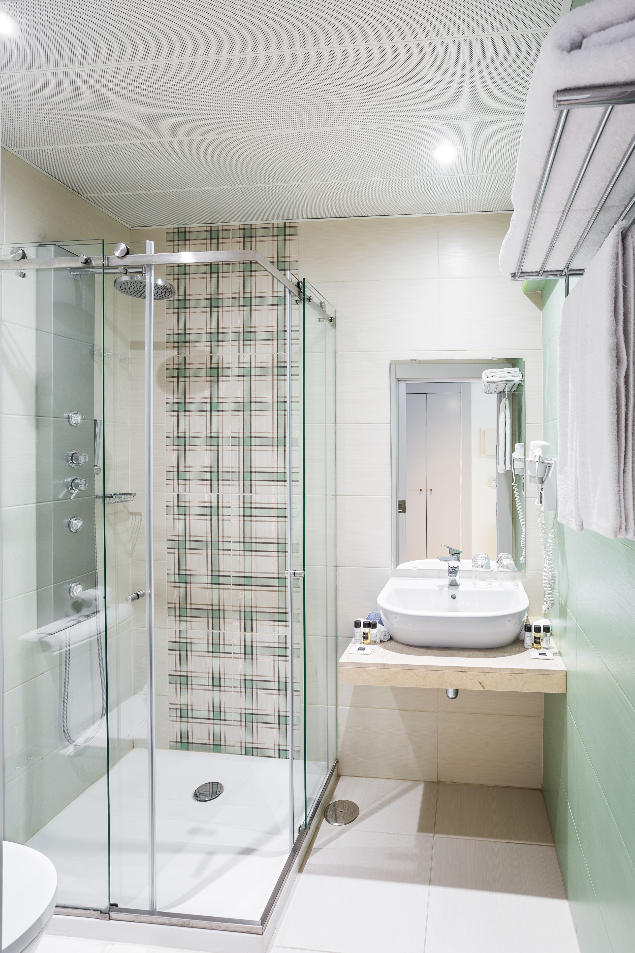 shower, free toiletries, hair dryer, towels