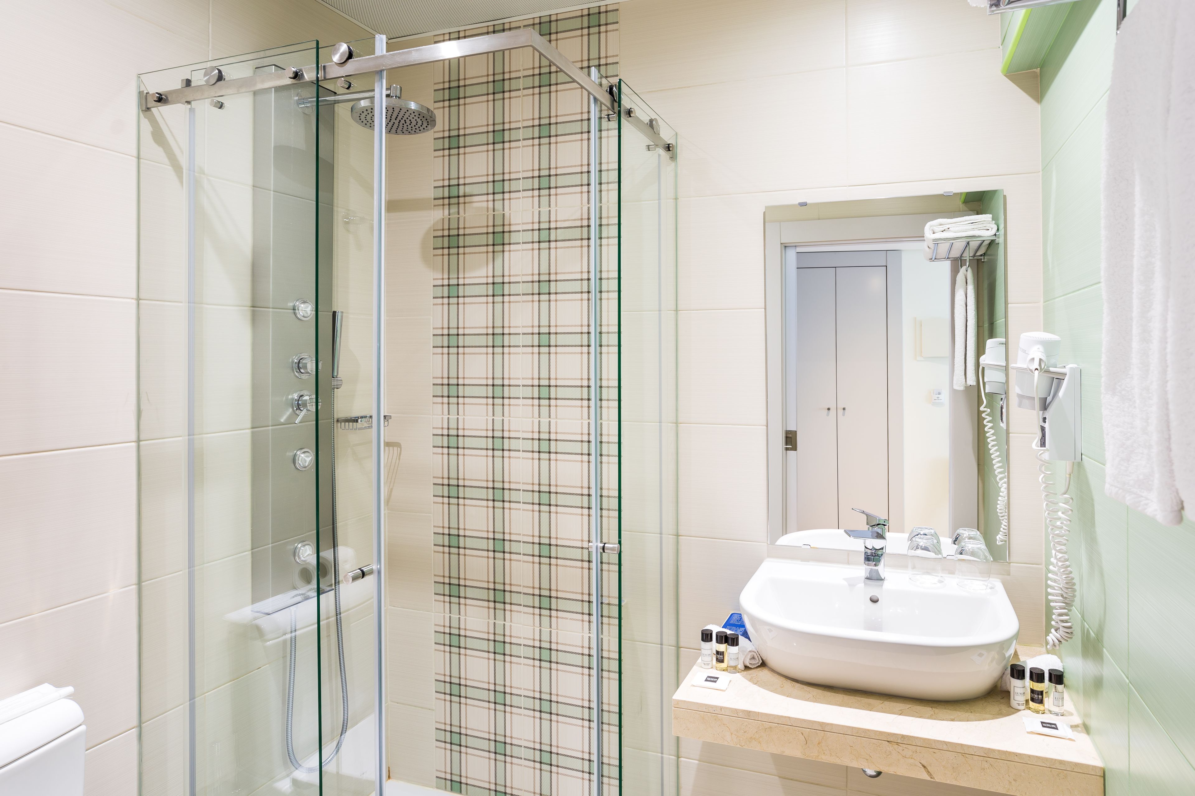 standard double room | bathroom sink