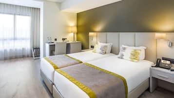 خزنة داخل الغرفة وبديكورات فريدة لكل غرفة ومكتب وستائر تعتيم