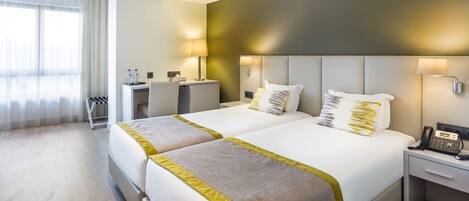 Phòng 2 giường đơn Tiêu chuẩn | Két bảo mật tại phòng, trang trí khác biệt, bàn, màn/rèm cản sáng