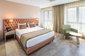 Een kluis op de kamer, individueel gedecoreerd, een bureau