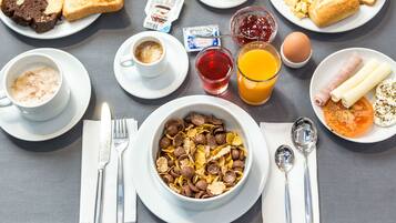 فطور أوروبي يوميًا بتكلفة قدرها (7.5 EUR للشخص)