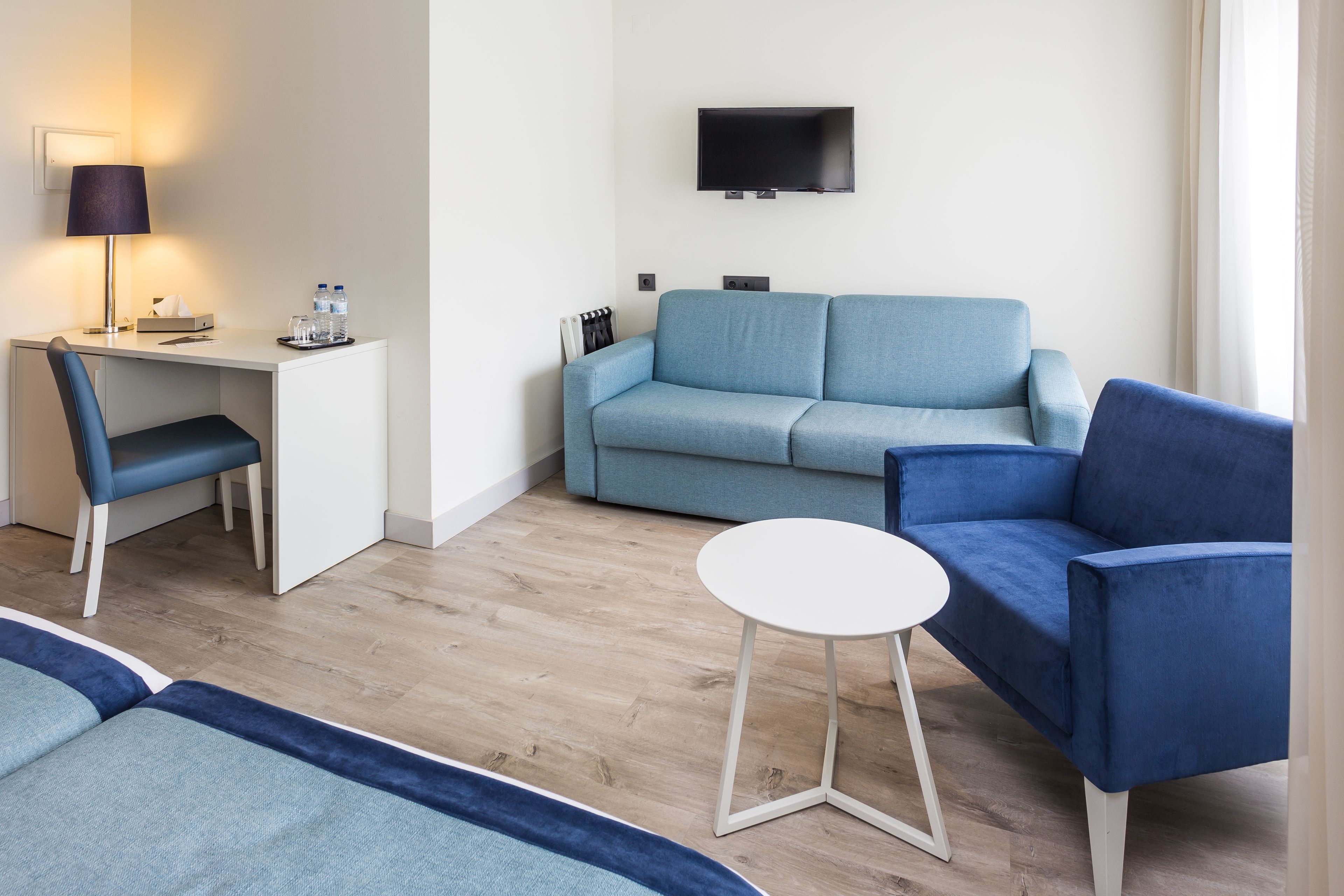 standard twin room | living area | flat-screen tv