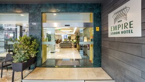L’entrée de l’hôtel Empire Lisbon, qui présente un design moderne, comprend un espace d’accueil et un coin salon.