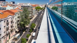 Un immeuble de grande hauteur offrant une vue sur une rue de la ville.