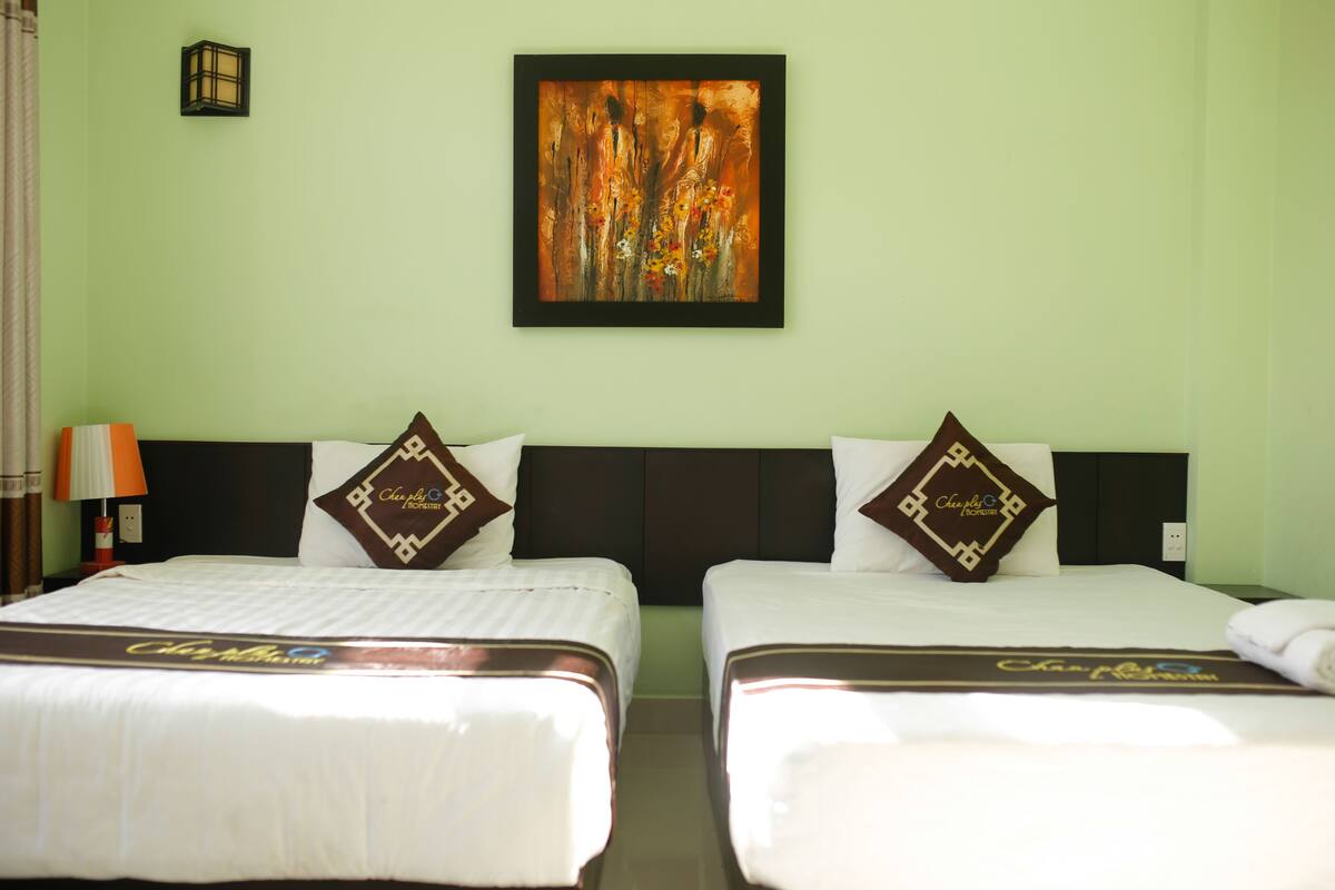 Twin Room | In-room safe, desk, soundproofing, WiFi (free)