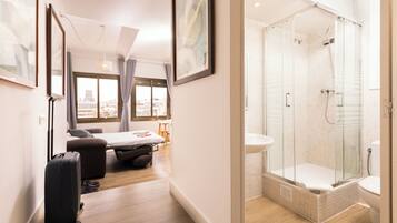 Standard Apartment | Bathroom | Hair dryer, towels, soap, shampoo