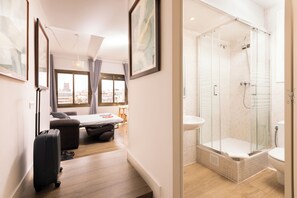 Standard Apartment | Bathroom | Hair dryer, towels, soap, shampoo