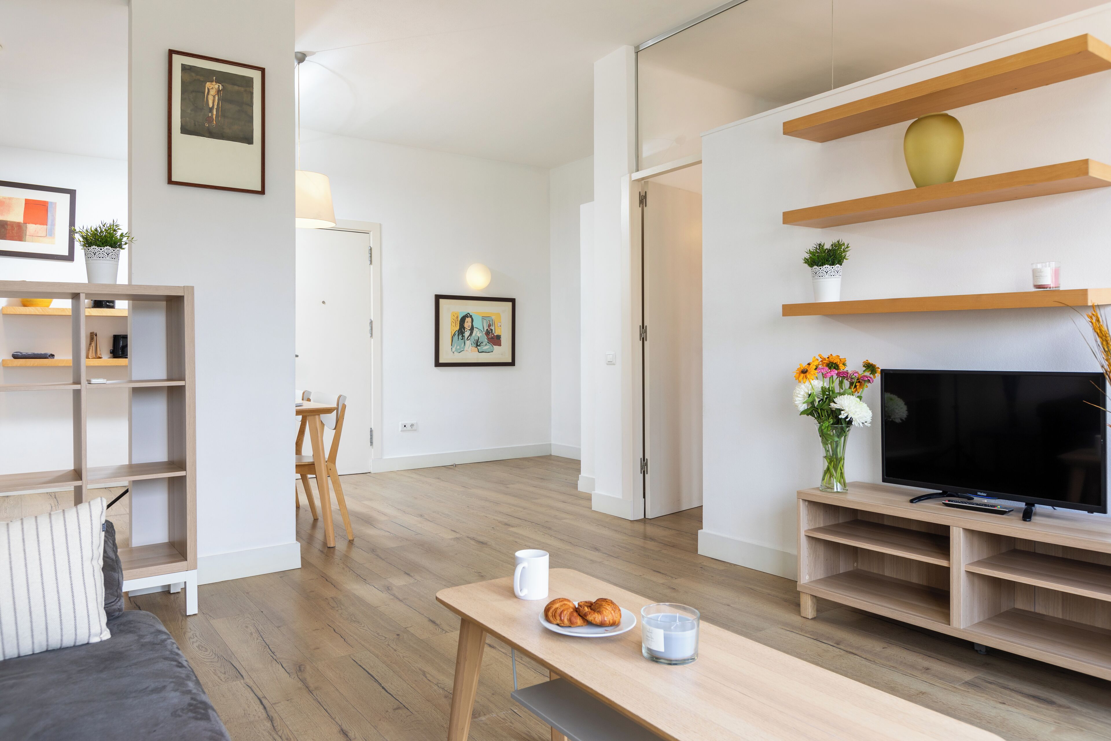 Apartamento superior | Zona de estar | Una televisión de pantalla plana