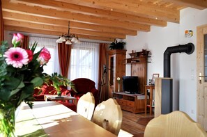 Traditional Chalet, 3 Bedrooms, Mountain View | Makan dalam bilik