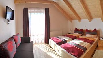 Traditional Chalet, 3 Bedrooms, Mountain View | 3 bedrooms, premium bedding, desk, laptop workspace