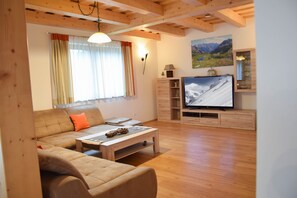 Traditional Chalet, 3 Bedrooms, Mountain View | Ruang tamu | TV skrin rata, pendiangan, pemain DVD, meja ping pong 