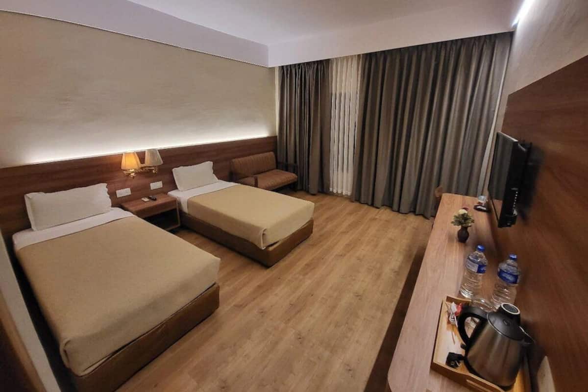 Deluxe Triple Room | In-room safe, desk, blackout drapes, iron/ironing board