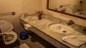 Superior-Zimmer | Badezimmer | Kostenlose Toilettenartikel, Haartrockner, Hausschuhe, Handtücher