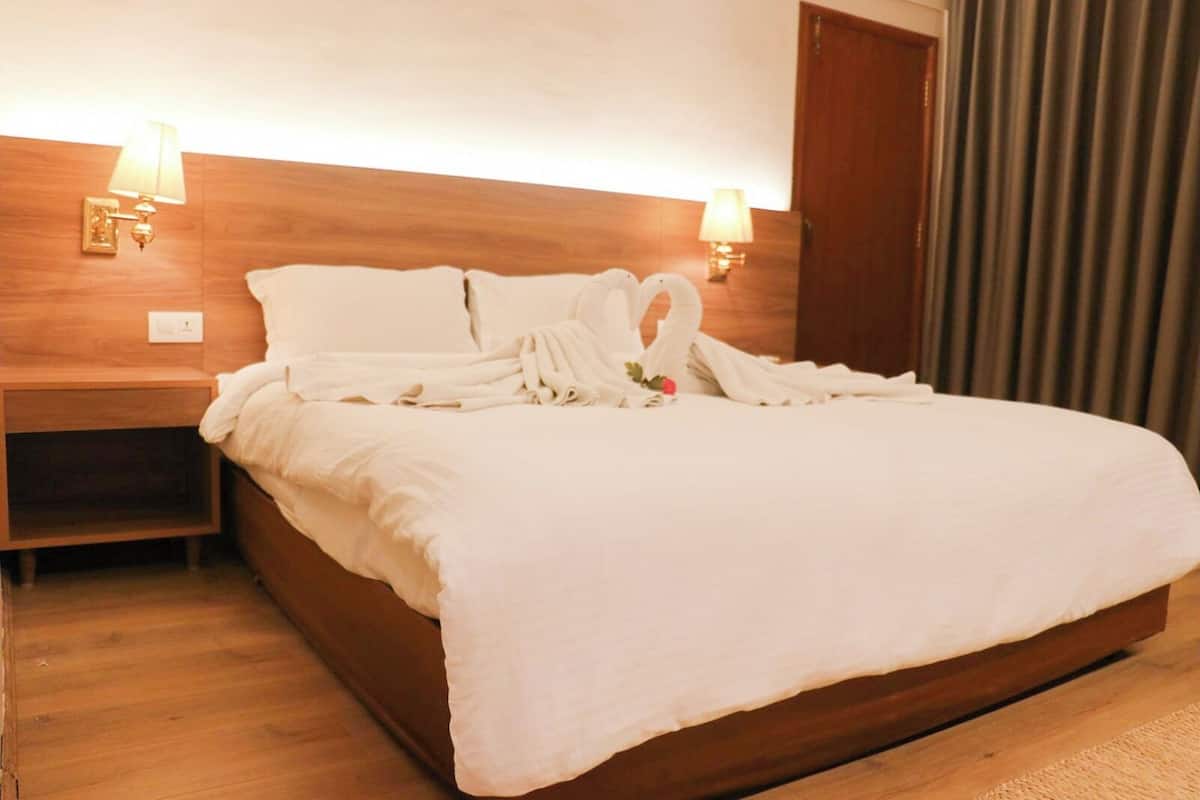 Family Room | In-room safe, desk, blackout drapes, iron/ironing board