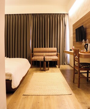 Habitación superior con 1 cama doble o 2 individuales | Caja fuerte, escritorio, cortinas opacas y tabla de planchar con plancha