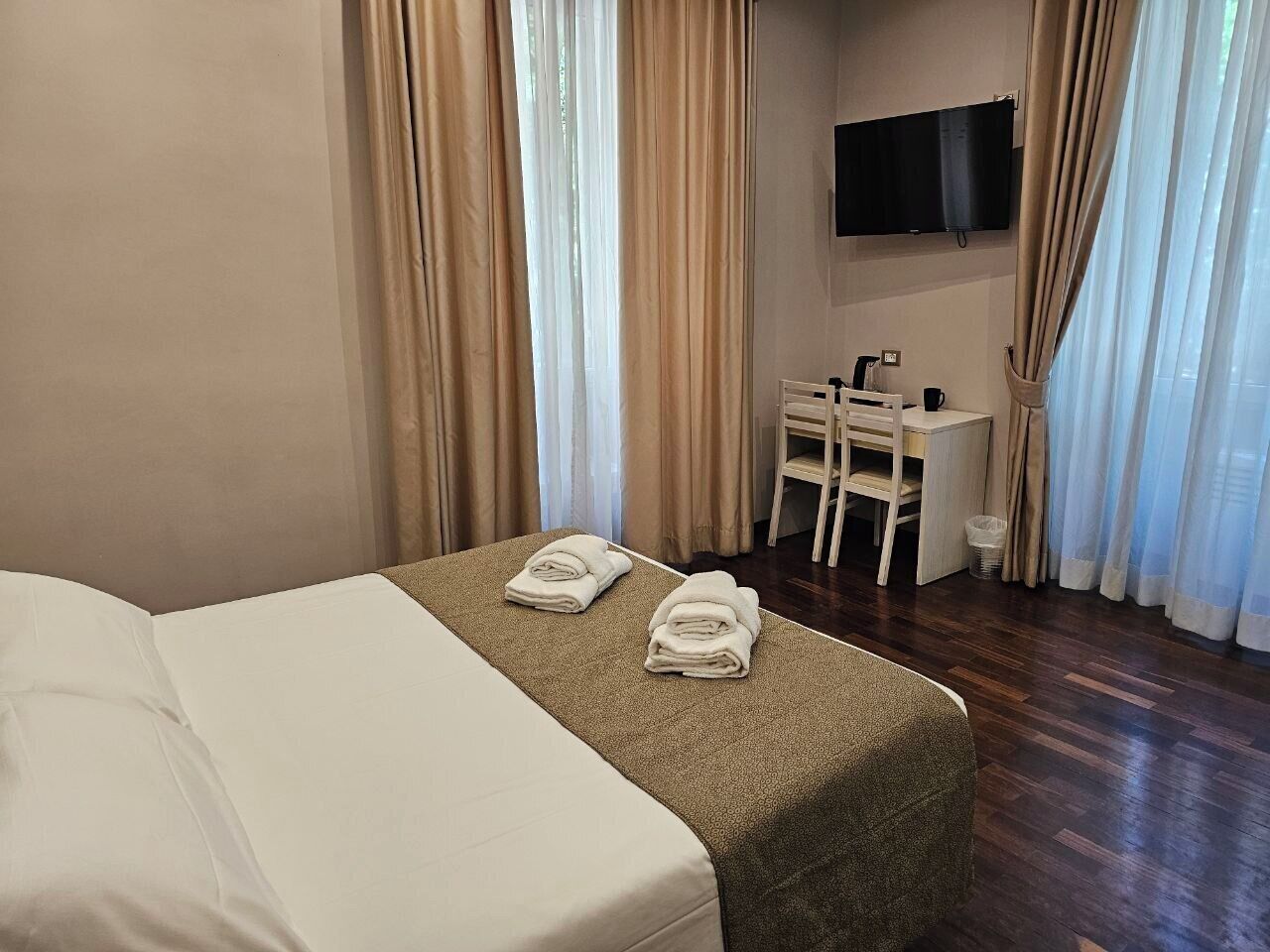 Suite Deluxe (Coliseum view) | Minibar, caja fuerte, escritorio y cortinas opacas