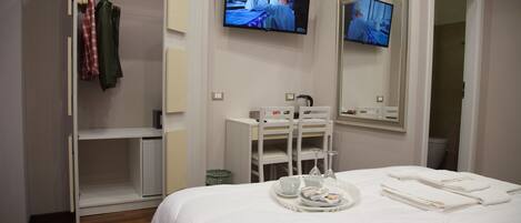 Deluxe kamer, 1 twee- of 2 eenpersoonsbedden | Een minibar, een kluis op de kamer, een bureau, verduisterende gordijnen