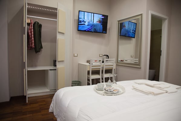 Habitación Deluxe con 1 cama doble o 2 individuales | Minibar, caja fuerte, escritorio y cortinas opacas